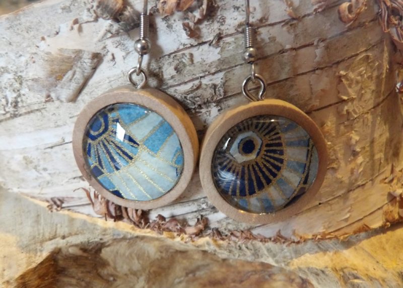 Boucles d'oreilles pendantes bois 25mm - Graphique bleue et dorée