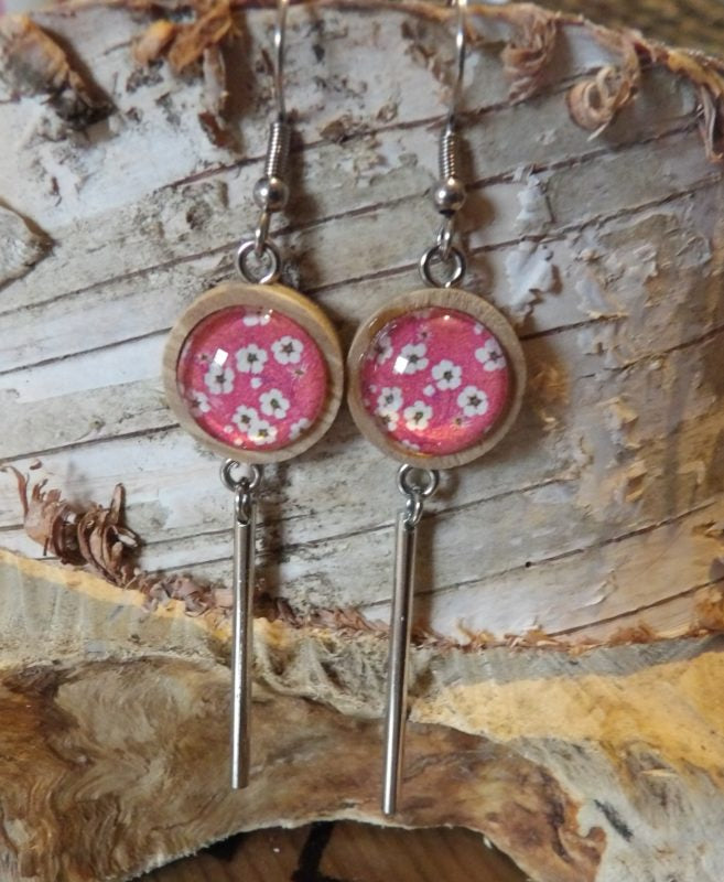 Boucles d'oreilles support bois 15mm avec tube métal - fleurs blanches, fond rose