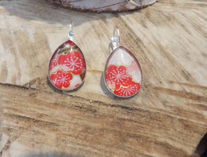 Boucles d'oreilles dormeuses gouttes 18x25mm - Acier inoxydable - papier japonais floral rouge, doré et crème