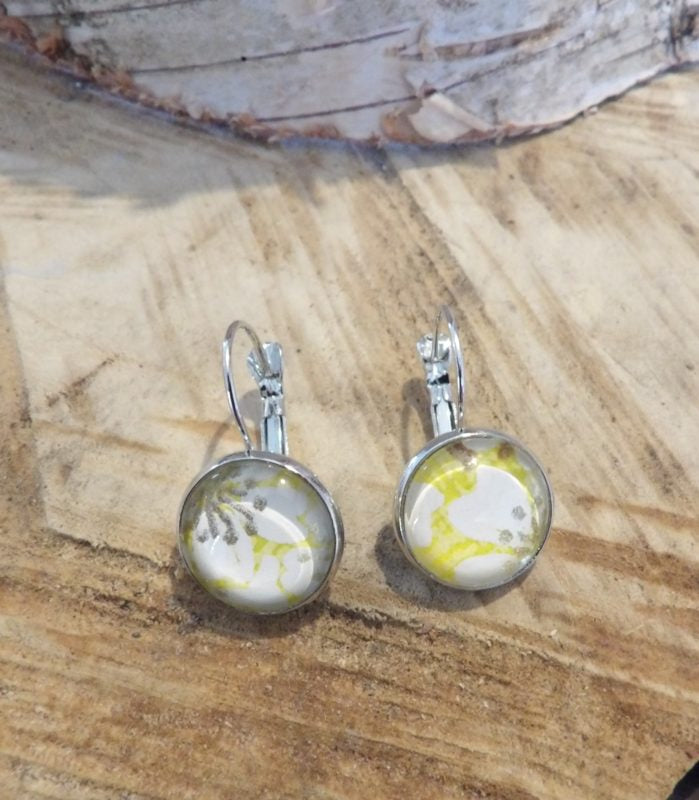 Boucles d'oreilles dormeuses rondes 14mm - papier japonais fleurs blanc fond jaune