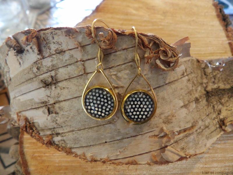 Boucles d'oreilles courtes - acier inoxydable doré - cabochon 12mm - forme goutte Bleu, pois blancs