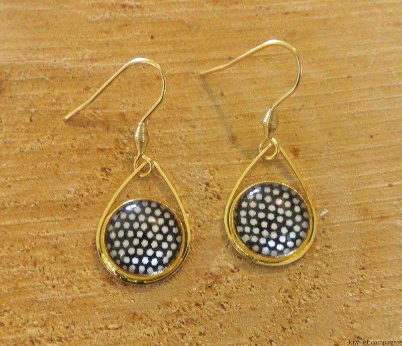 Boucles d'oreilles courtes - acier inoxydable doré - cabochon 12mm - forme goutte Bleu, pois blancs