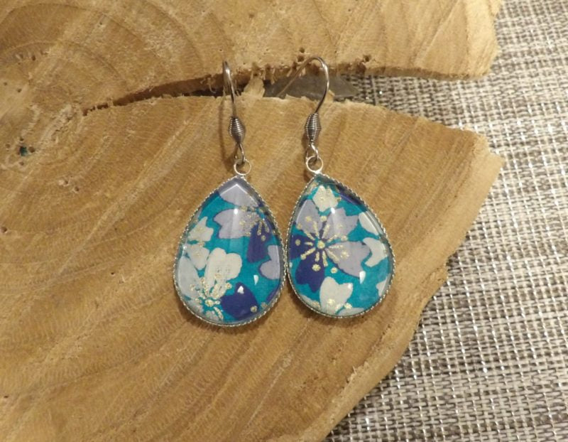 Boucles d'oreilles pendantes goutte 18x25mm - Métal argenté - Papier japonais fleurs blanches, fond turquoise