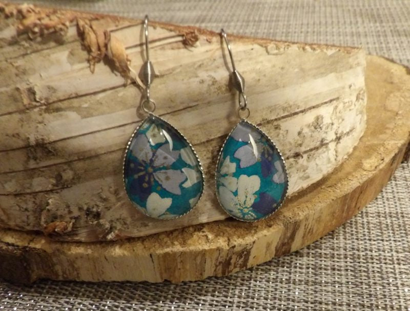Boucles d'oreilles pendantes goutte 18x25mm - Métal argenté - Papier japonais fleurs blanches, fond turquoise