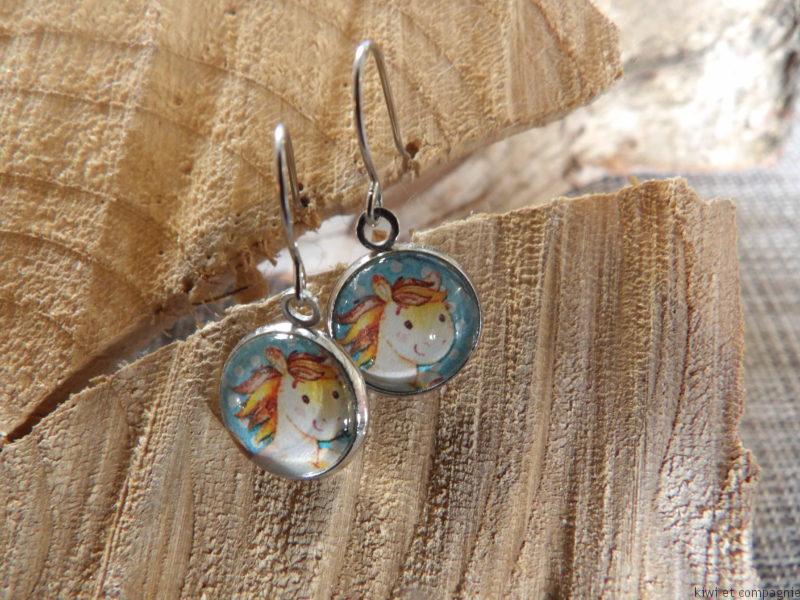 Boucles d'oreilles courtes - modèle enfant avec cabochons ronds 12mm - cheval