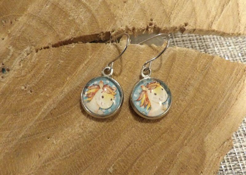 Boucles d'oreilles courtes - modèle enfant avec cabochons ronds 12mm - cheval