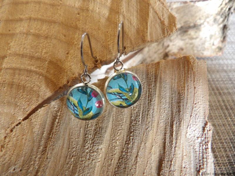 Boucles d'oreilles courtes - acier inoxydable - cabochons ronds 12mm - feuilles, fleurs et ciel bleu