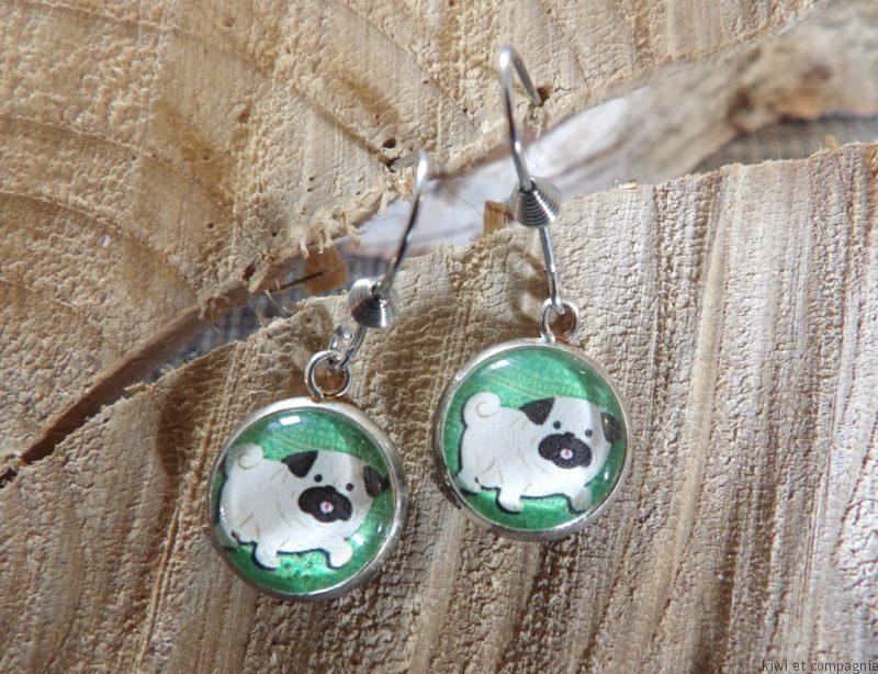 Boucles d'oreilles courtes - modèle enfant avec cabochons ronds 12mm - chien carlin