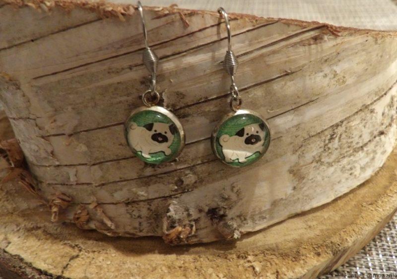 Boucles d'oreilles courtes - modèle enfant avec cabochons ronds 12mm - chien carlin