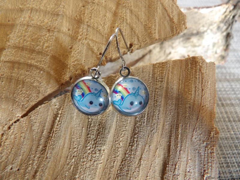 Boucles d'oreilles courtes - modèle enfant avec cabochons ronds 12mm - narval et arc-en-ciel