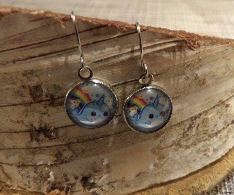 Boucles d'oreilles courtes - modèle enfant avec cabochons ronds 12mm - narval et arc-en-ciel
