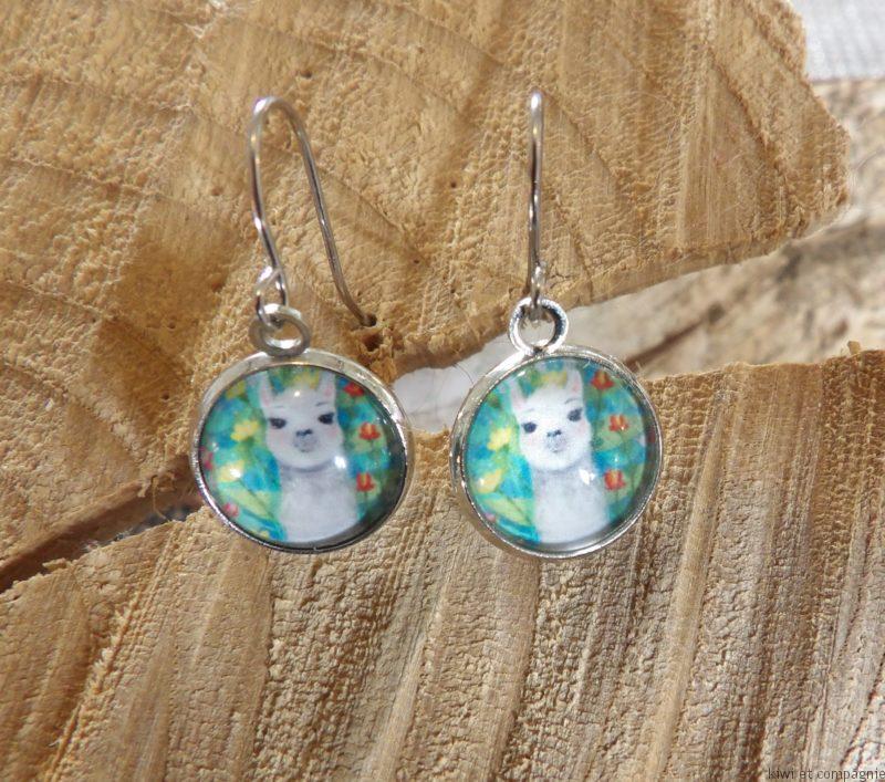 Boucles d'oreilles courtes - modèle enfant avec cabochons ronds 12mm - lama fond vert, fleurs