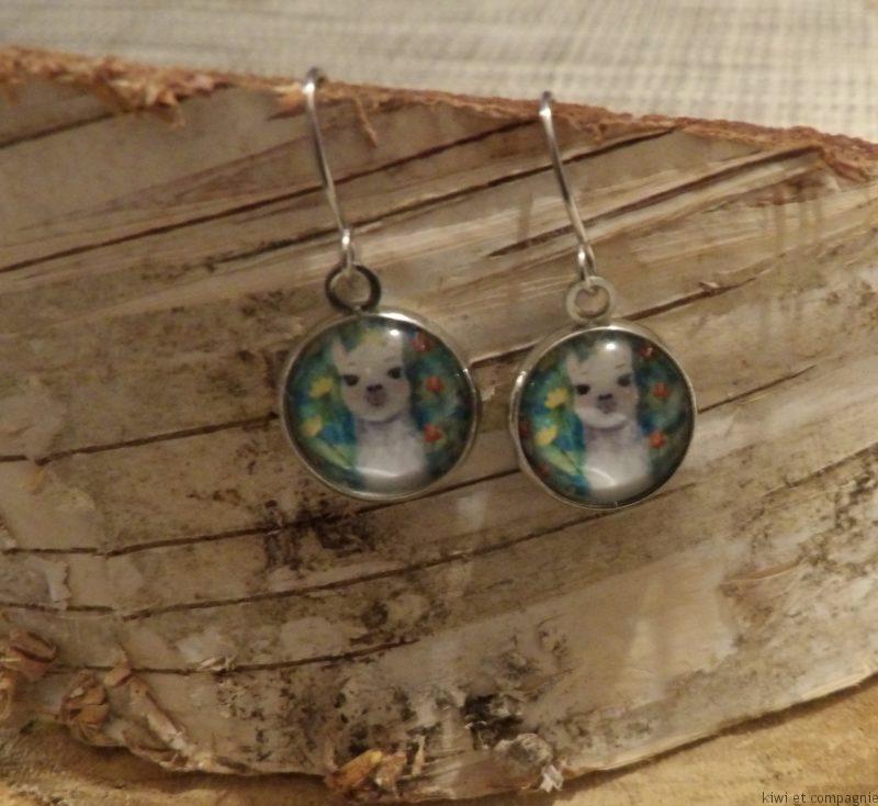 Boucles d'oreilles courtes - modèle enfant avec cabochons ronds 12mm - lama fond vert, fleurs