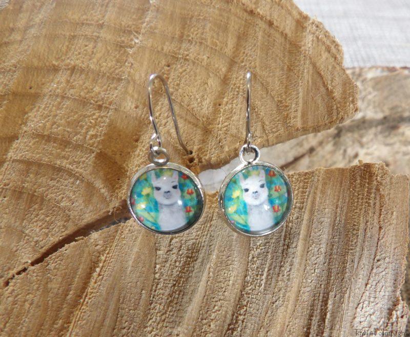 Boucles d'oreilles courtes - modèle enfant avec cabochons ronds 12mm - lama fond vert, fleurs