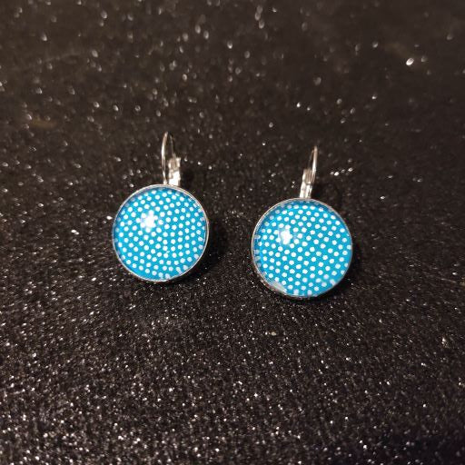 Boucles d'oreilles dormeuses rondes 20mm - Métal argenté - Pois blanc fond bleu