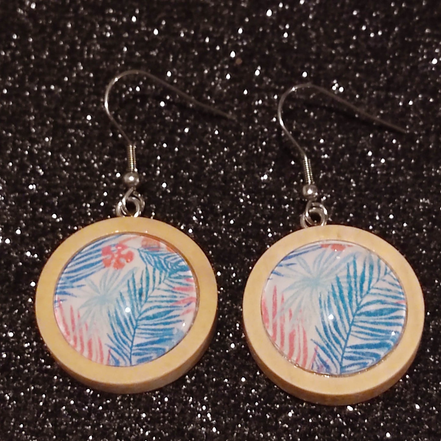 Boucles d'oreilles pendantes bois 25mm - feuilles bleues et roses, fond blanc