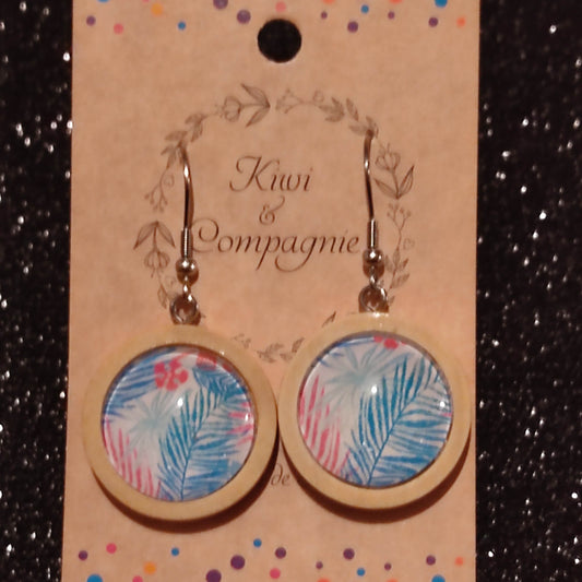 Boucles d'oreilles pendantes bois 25mm - feuilles bleues et roses, fond blanc