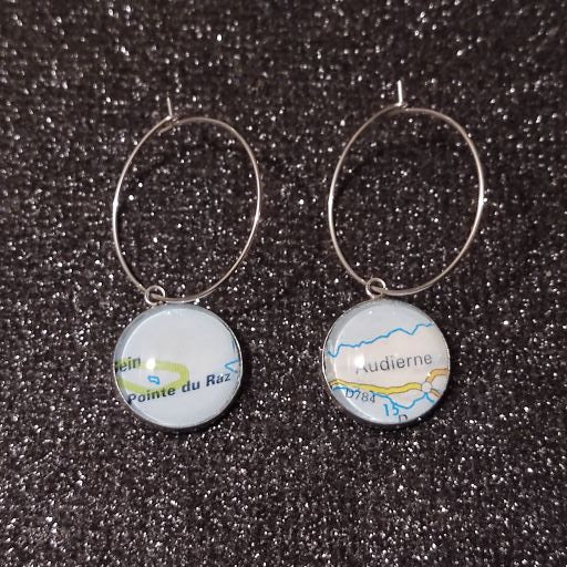 Boucles d'oreilles Créoles 25 mm - cabochons verre 16 mm - recyclage carte routière (Pointe du Raz - Audierne) - acier inoxydable