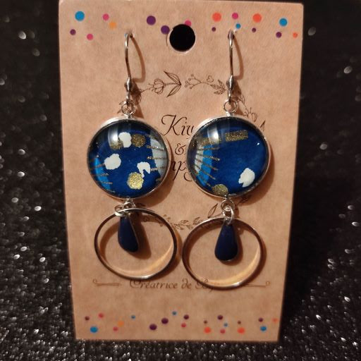 Boucles d'oreilles cabochons ronds 18mm - Métal argenté - floral blanc et doré, fond bleu - breloque cercle et sequin bleu