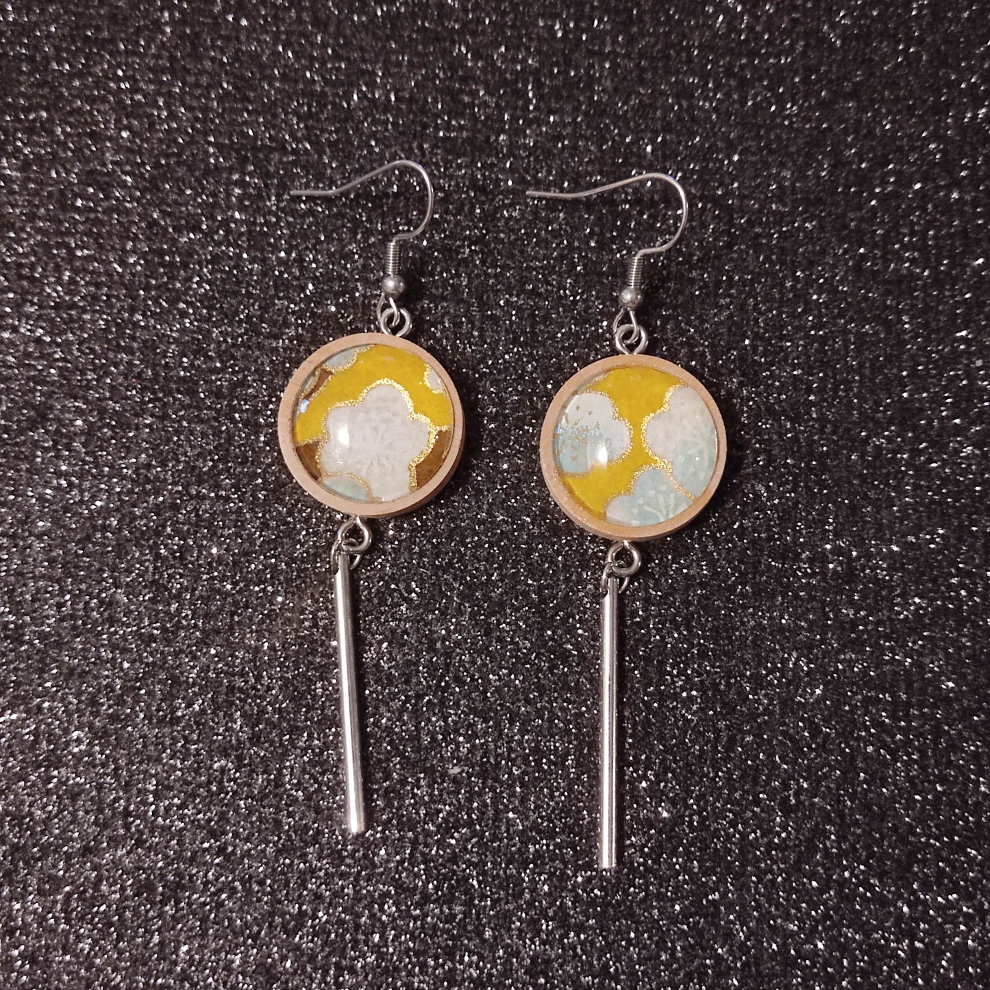Boucles d'oreilles support bois 20mm avec tube métal - Papier japonais fleurs de cerisier blanches et bleues, fond moutarde