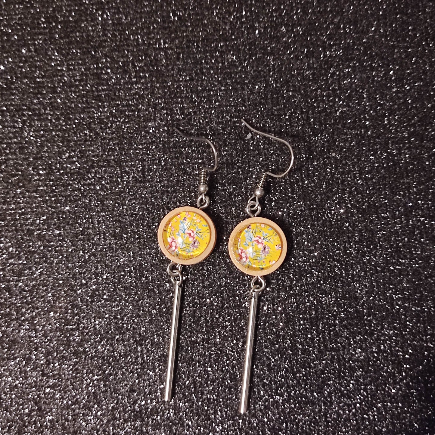 Boucles d'oreilles support bois 15mm avec tube métal - Fleurs roses et feuilles vertes, fond jaune