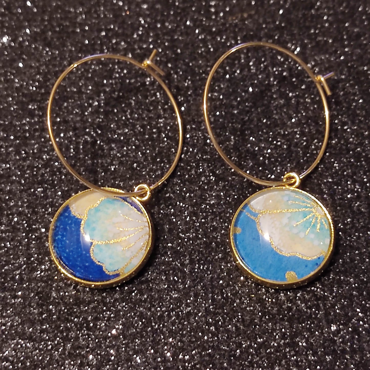Boucles d'oreilles Créoles 25 mm - cabochons verre 16 mm - papier Chiyogami floral blanc, bleu, doré - fond bleu marine - acier inoxydable doré