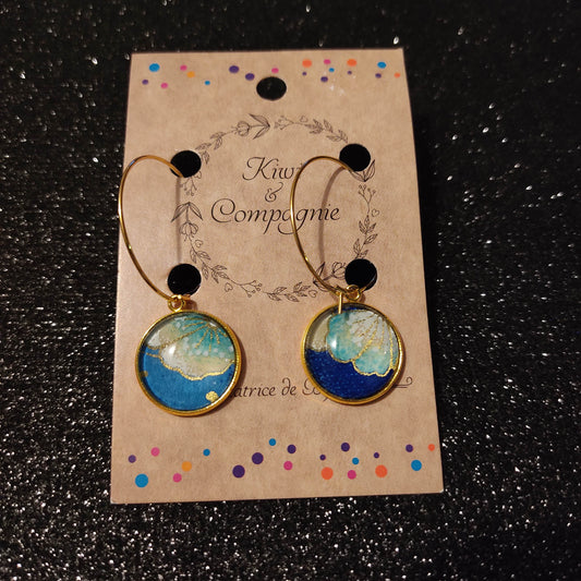 Boucles d'oreilles Créoles 25 mm - cabochons verre 16 mm - papier Chiyogami floral blanc, bleu, doré - fond bleu marine - acier inoxydable doré