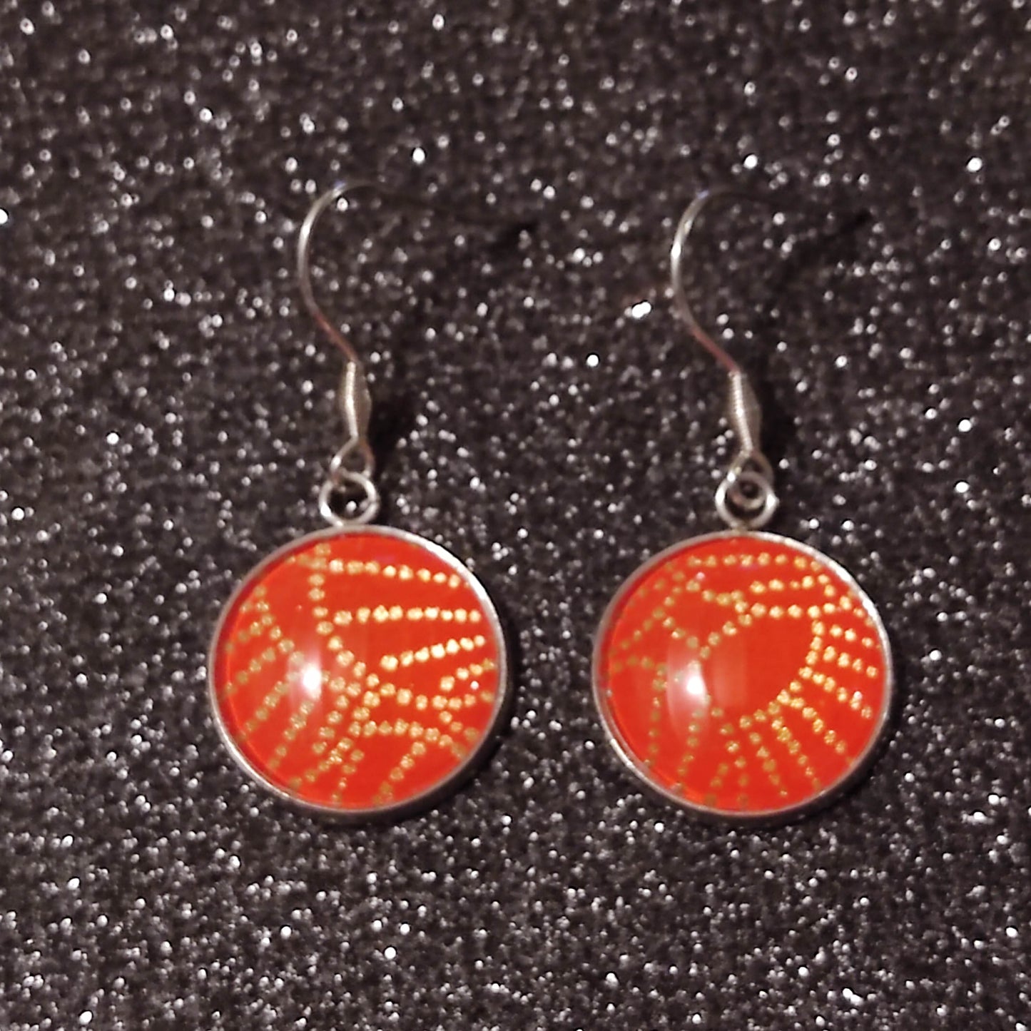 Boucles d'oreilles cabochons ronds 18mm - métal argenté - papier japonais pois dorés fond rouge