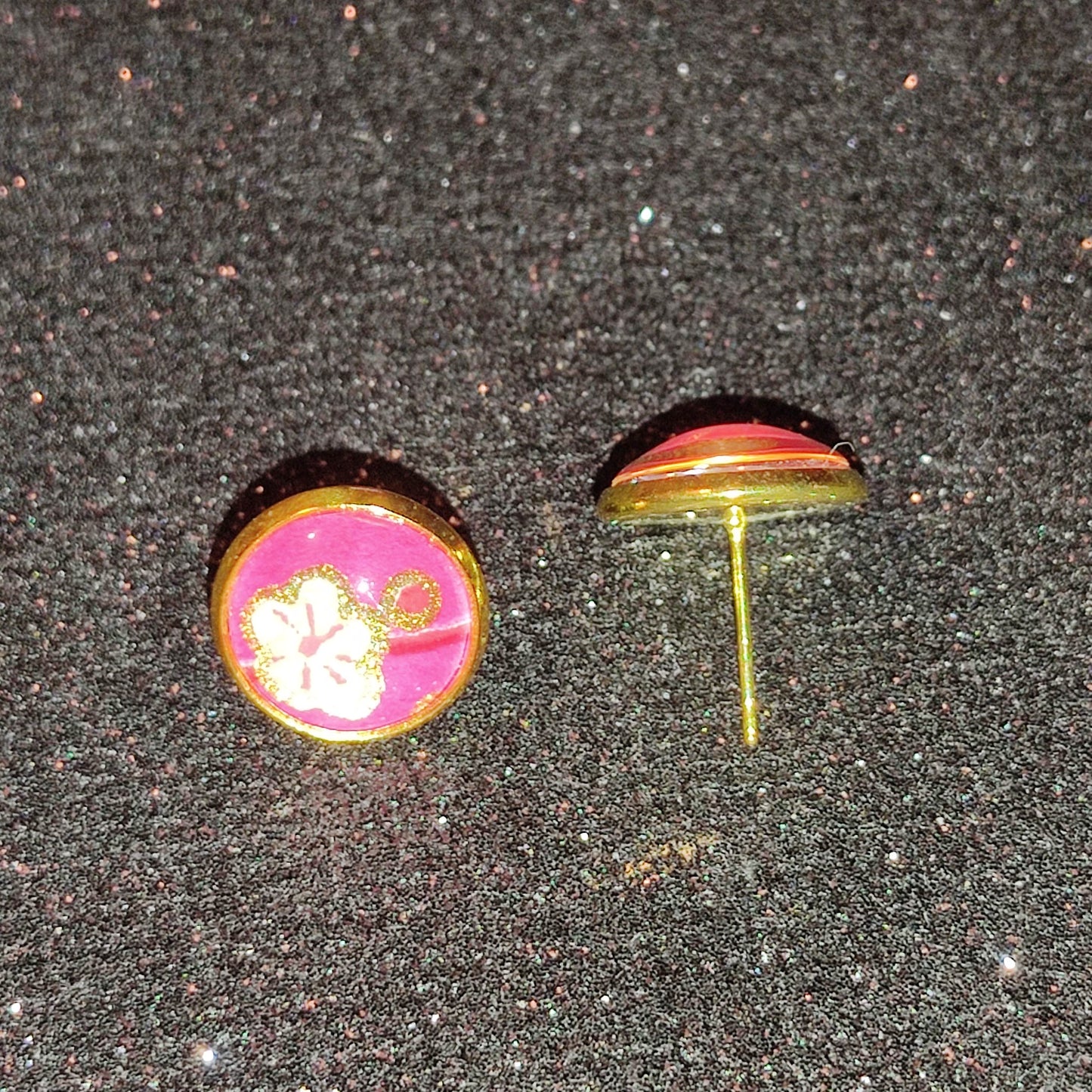 Boucles d'oreilles Puces 12mm - Acier inoxydable doré - Papier japonais fleur de cerisier blanche, fond rose vif