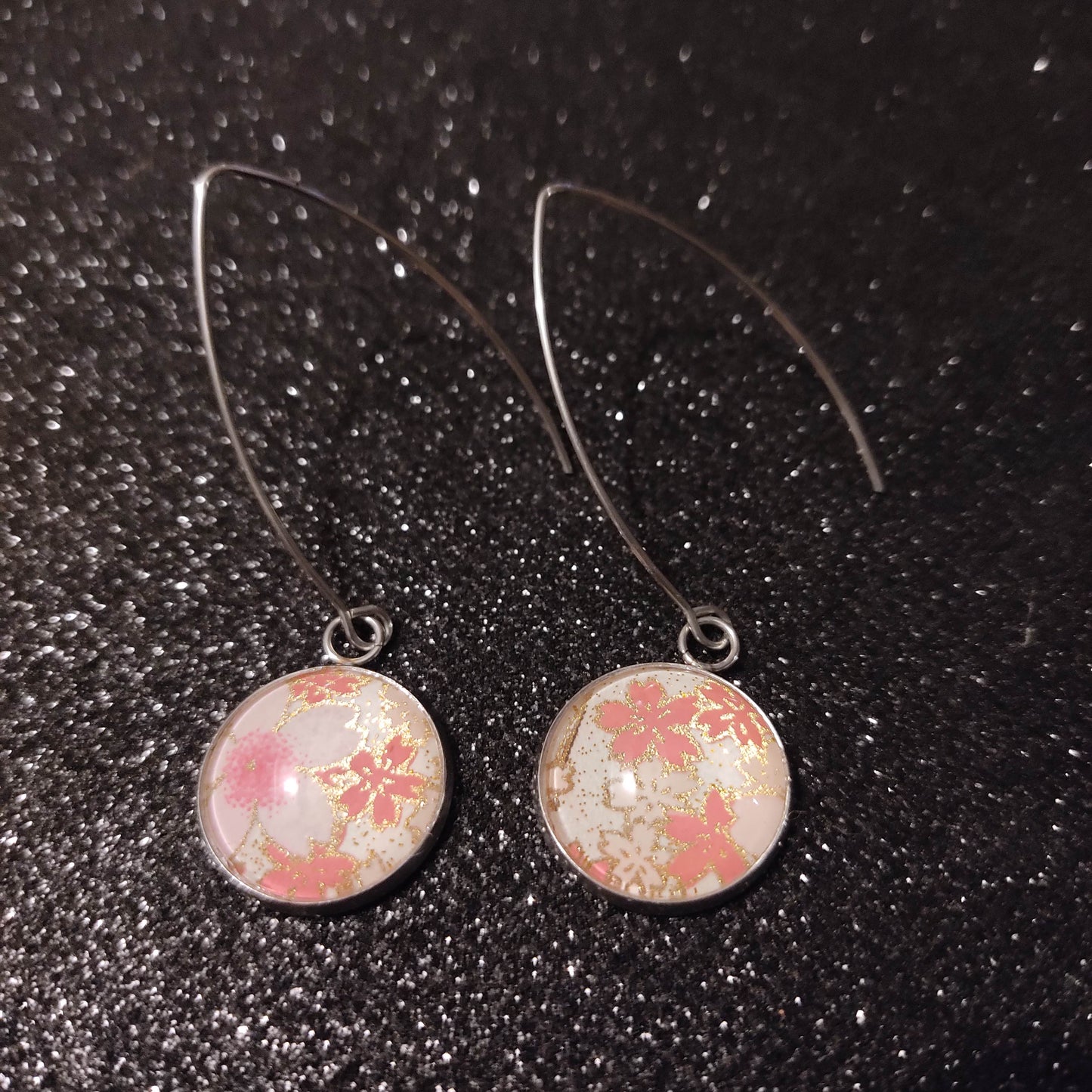 Boucles d'oreilles pendantes cabochons 18mm attaches en V - Métal argenté - papier japonais floral rose, doré et blanc