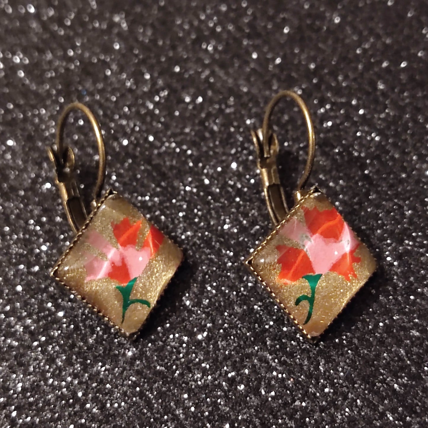 Boucles d'oreilles dormeuses losange 12mm x 12mm - Bronze - Fleurs rose et rouge, fond doré