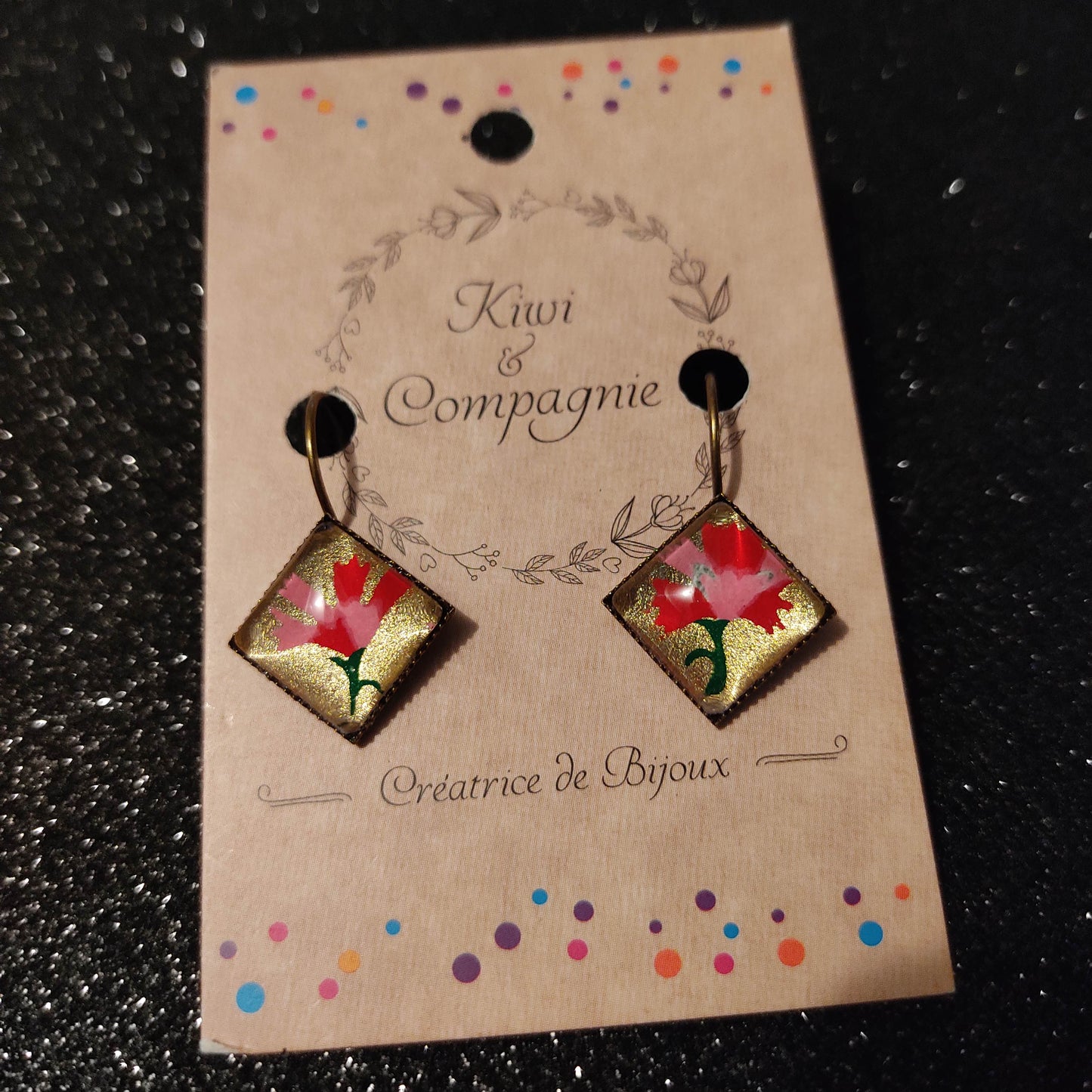 Boucles d'oreilles dormeuses losange 12mm x 12mm - Bronze - Fleurs rose et rouge, fond doré