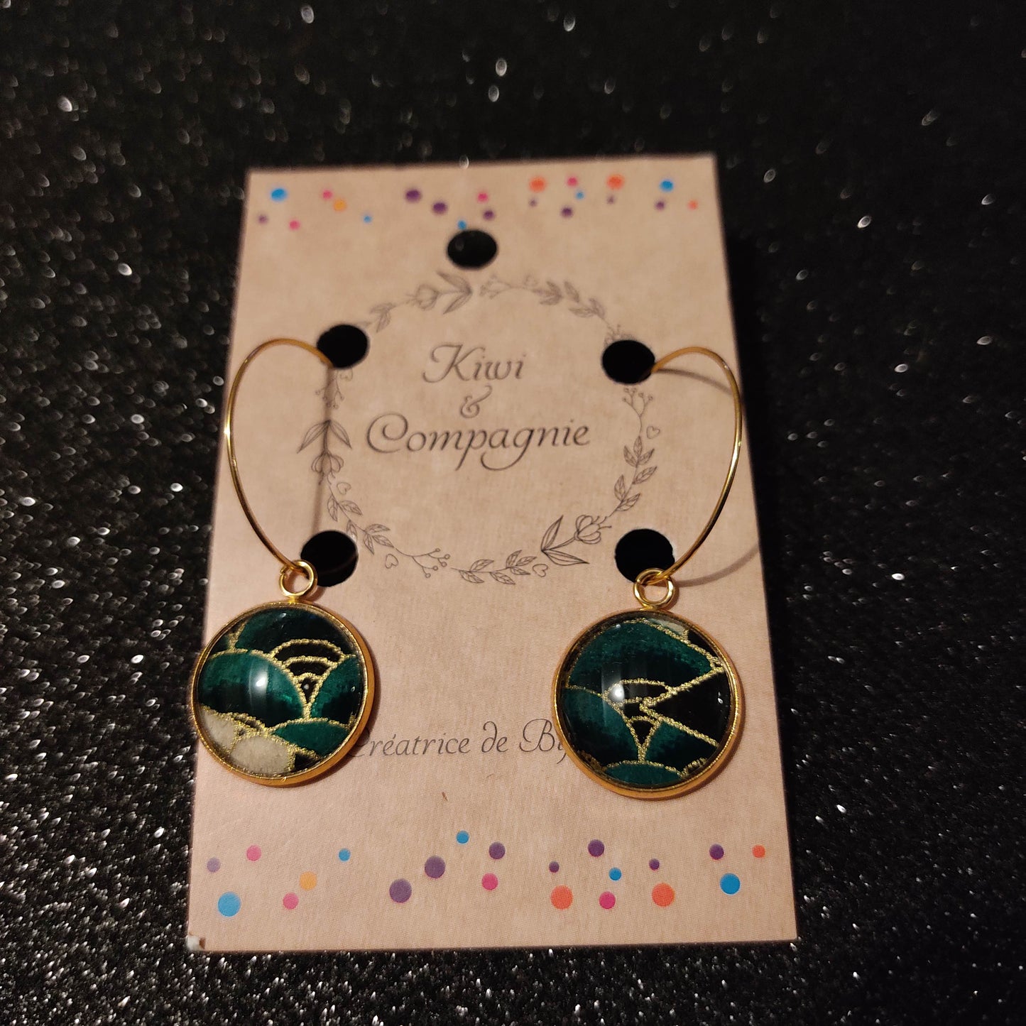 Boucles d'oreilles Créoles 25 mm - cabochons verre 16 mm - collection IZIA : papier japonais vert graphique - acier inoxydable doré