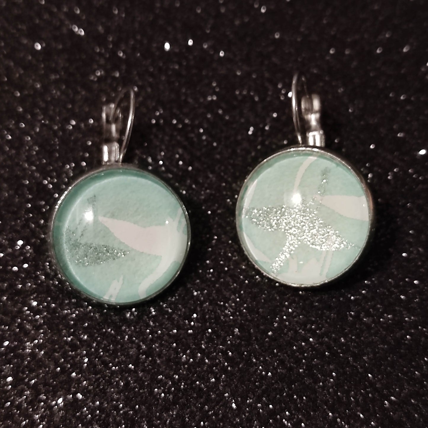 Boucles d'oreilles dormeuses rondes 18mm - Acier inoxydable - grues blanches et pailleté, fond vert eau