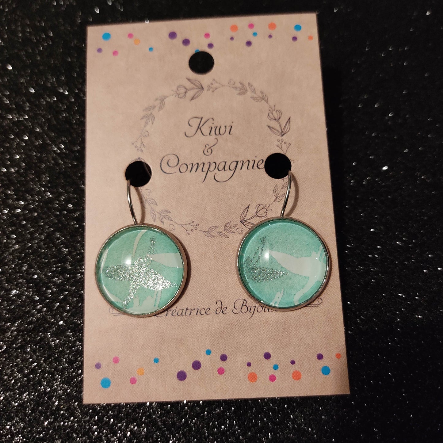 Boucles d'oreilles dormeuses rondes 18mm - Acier inoxydable - grues blanches et pailleté, fond vert eau