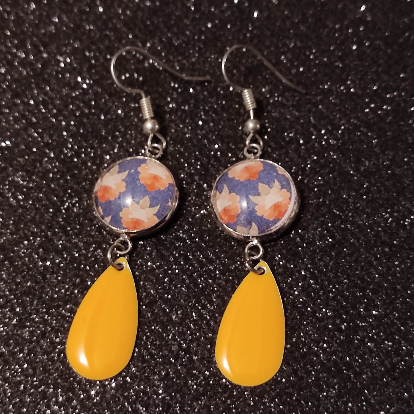 Boucles d'oreilles cabochons 14mm - Acier inoxydable - floral fond bleu nuit, breloque jaune tournesol