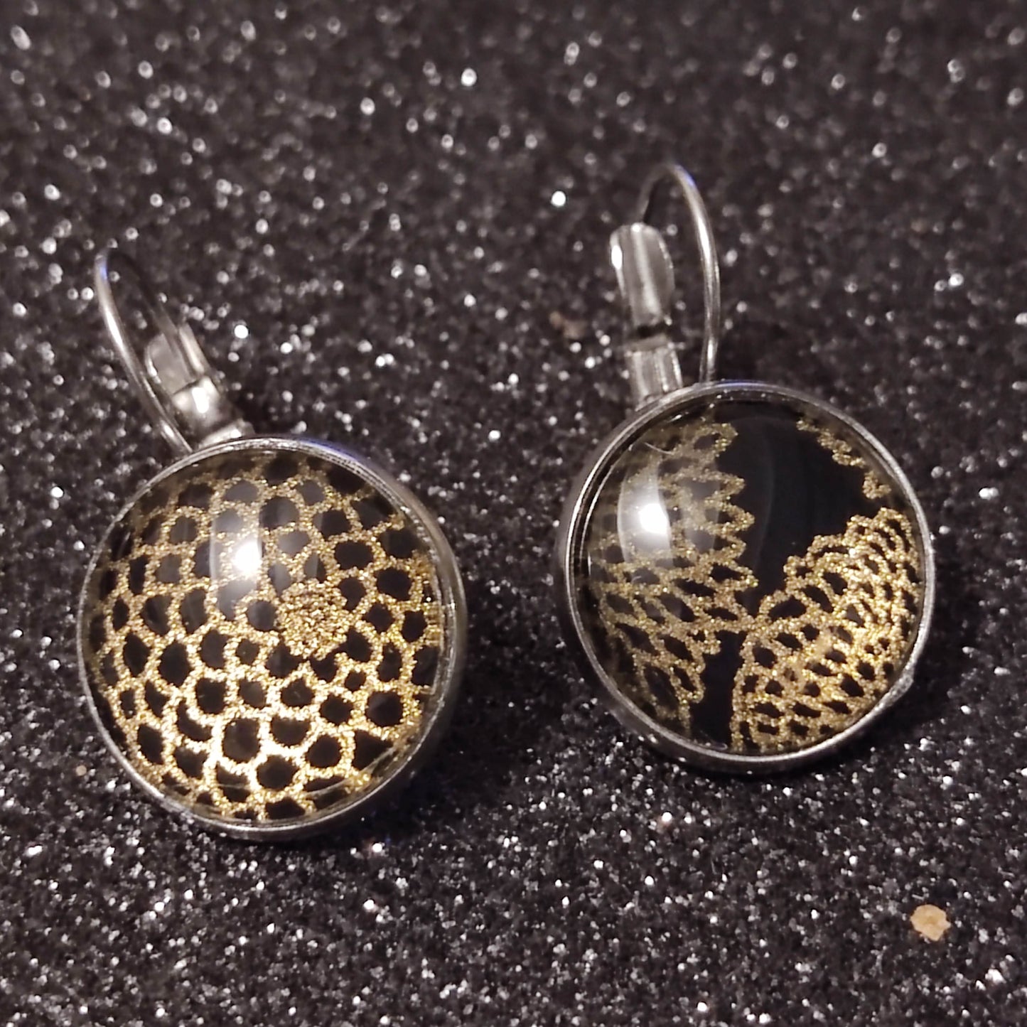 Boucles d'oreilles dormeuses rondes 16mm - Acier inoxydable - papier japonais fleurs dorées fond noir
