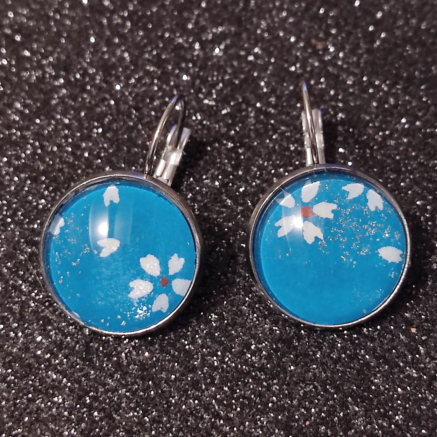 Boucles d'oreilles dormeuses rondes 18mm - Acier inoxydable - papier japonais fleurs blanches et pailletées, fond bleu