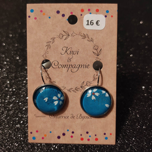 Boucles d'oreilles dormeuses rondes 18mm - Acier inoxydable - papier japonais fleurs blanches et pailletées, fond bleu