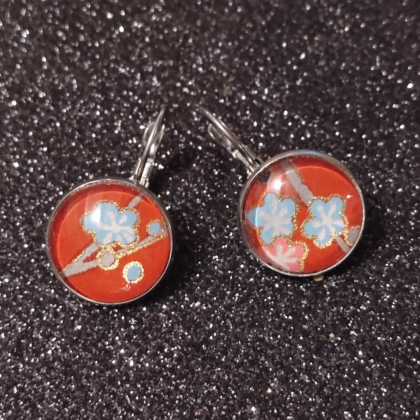 Boucles d'oreilles dormeuses rondes 16mm - Acier inoxydable - papier japonais floral fond rouge