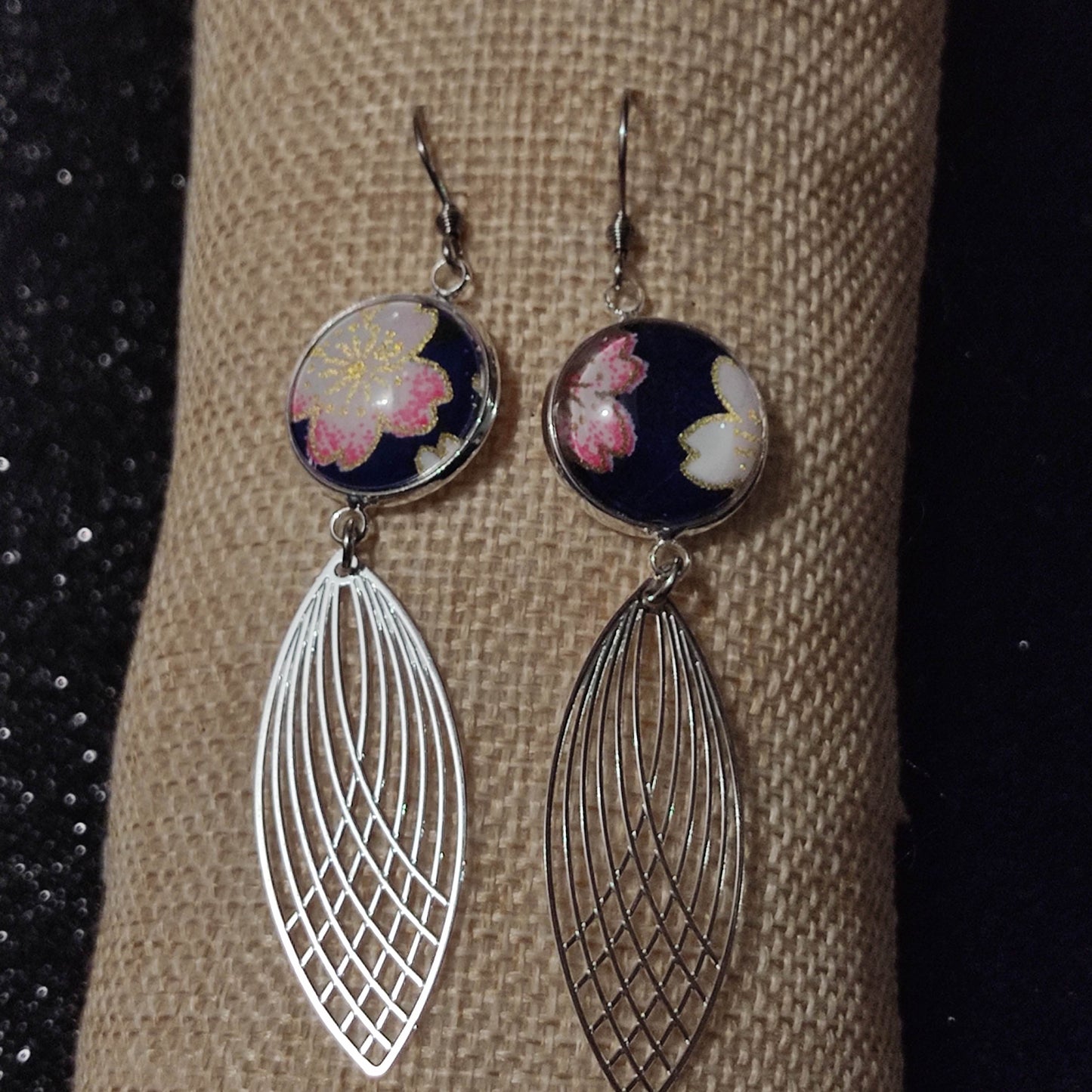 Boucles d'oreilles cabochons ronds 16mm - Acier inoxydable - papier japonais floral fond bleu - breloque filigrane plume
