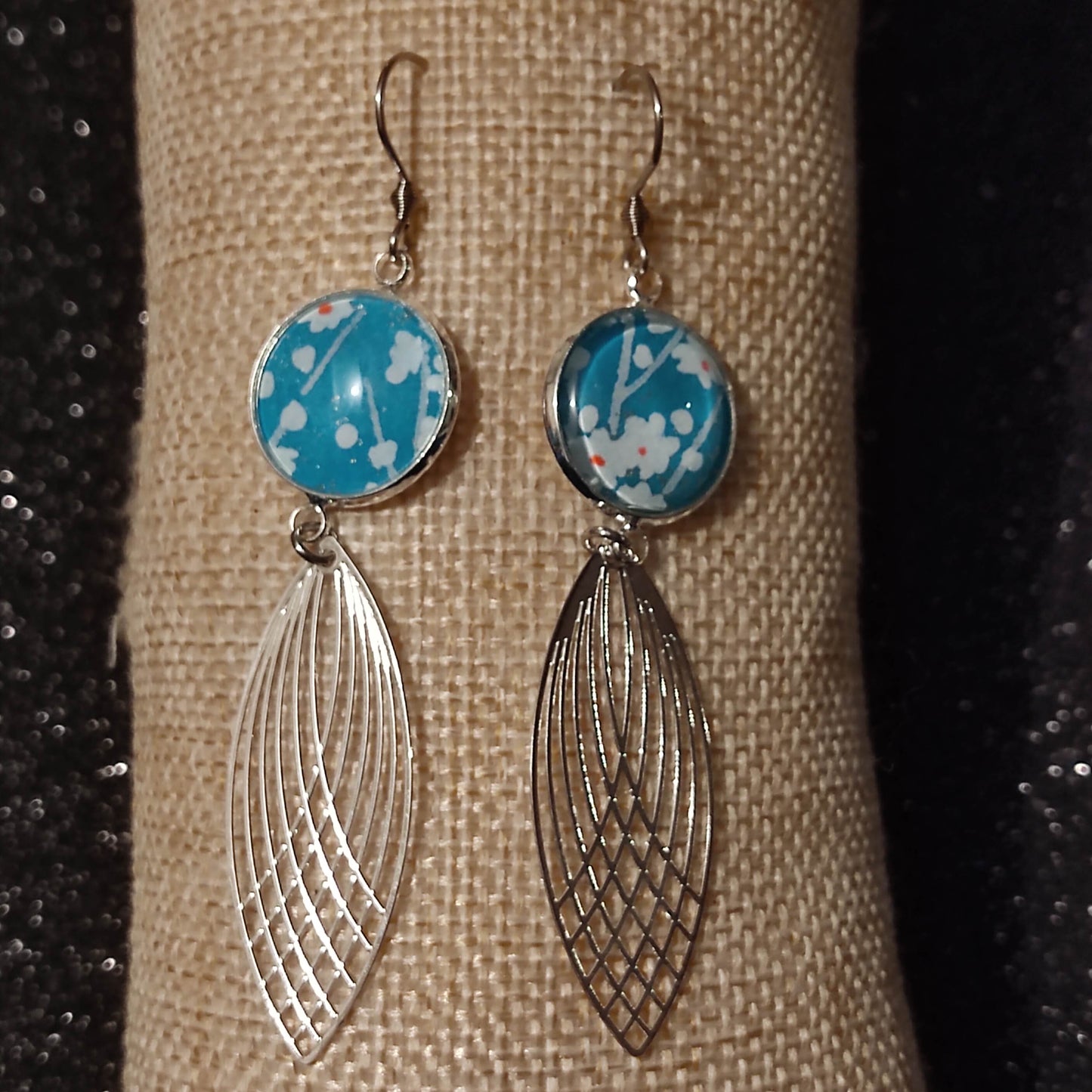Boucles d'oreilles cabochons ronds 16mm - Acier inoxydable - papier japonais fleurs blanches fond bleu - breloque filigrane plume