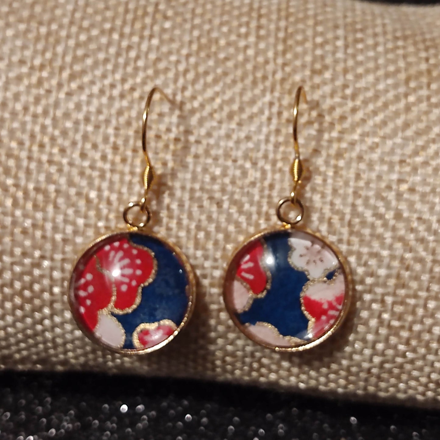 Boucles d'oreilles cabochons ronds 16mm - acier inoxydable doré - papier japonais floral rouge, doré et blanc - fond bleu