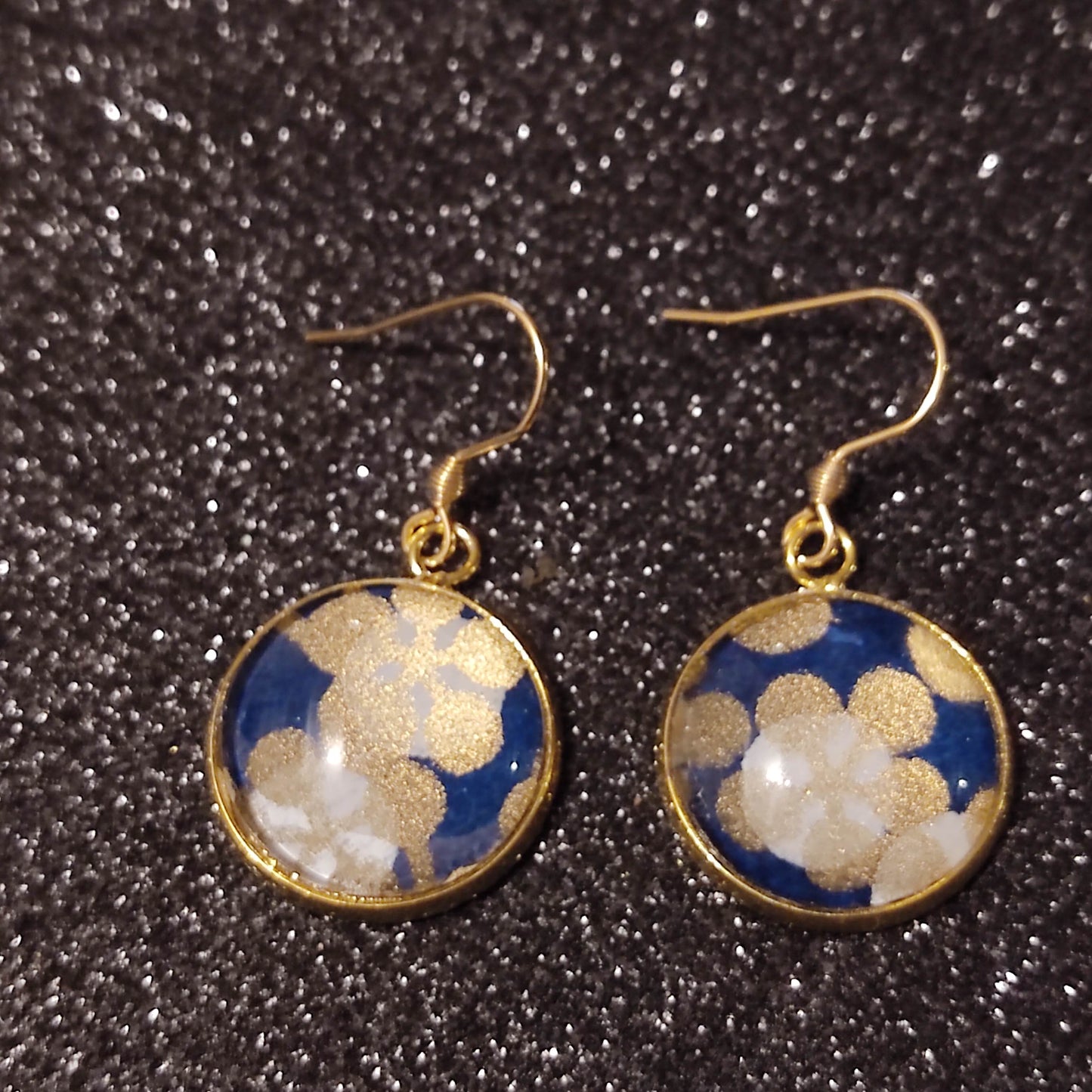 Boucles d'oreilles cabochons ronds 18mm - acier inoxydable doré - papier japonais floral doré et blanc, fond bleu