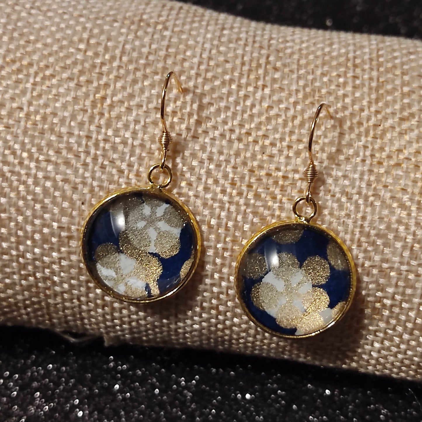 Boucles d'oreilles cabochons ronds 18mm - acier inoxydable doré - papier japonais floral doré et blanc, fond bleu