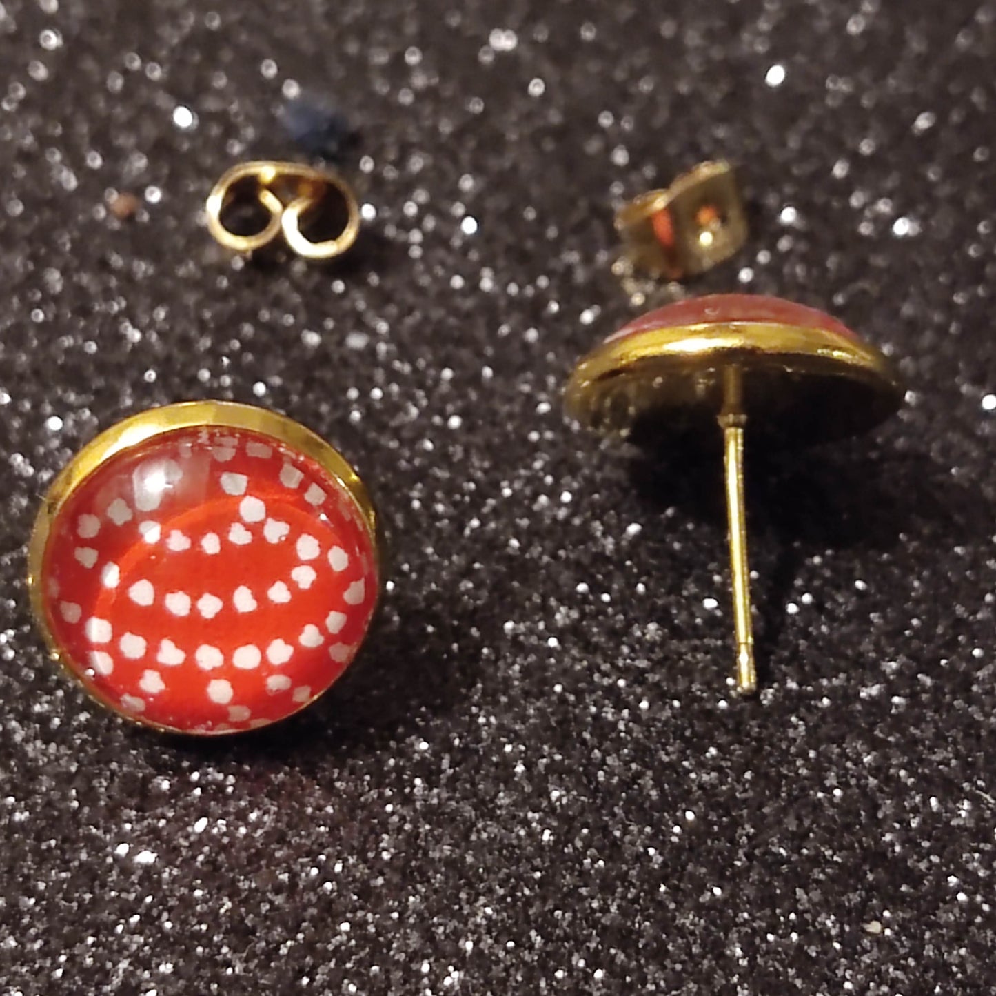 Boucles d'oreilles Puces 12mm - Acier inoxydable doré - Papier japonais pois blanc (arc), fond rouge