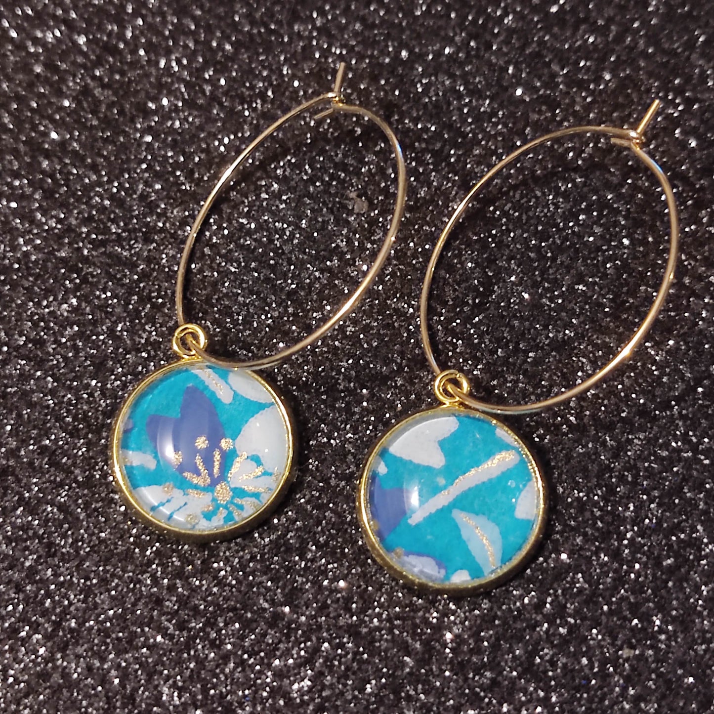 Boucles d'oreilles Créoles 25 mm - cabochons verre 14 mm - papier japonais fleurs blanches, dorées et bleues - fond vert d'eau