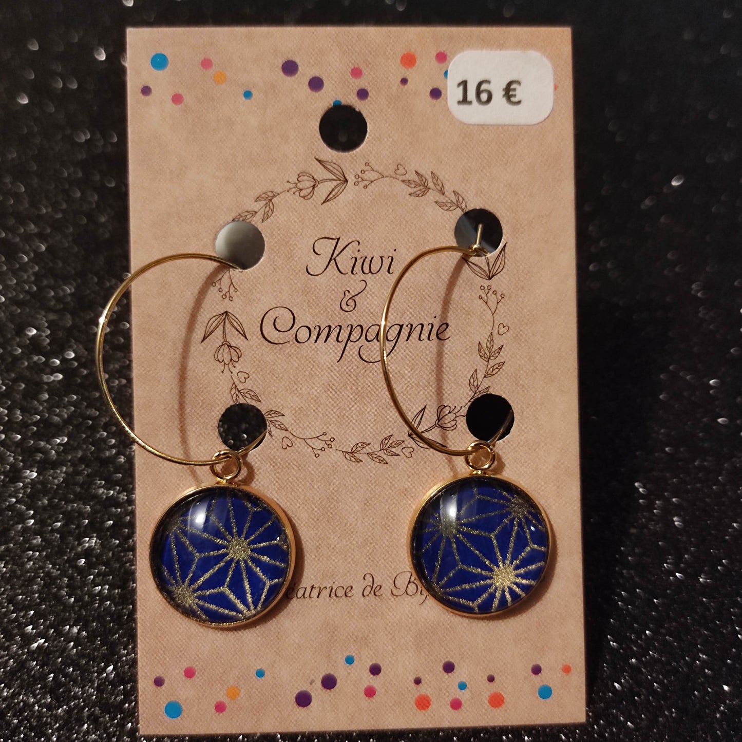 Boucles d'oreilles Créoles 25 mm - cabochons verre 16 mm - papier japonais étoiles dorées, fond bleu royal