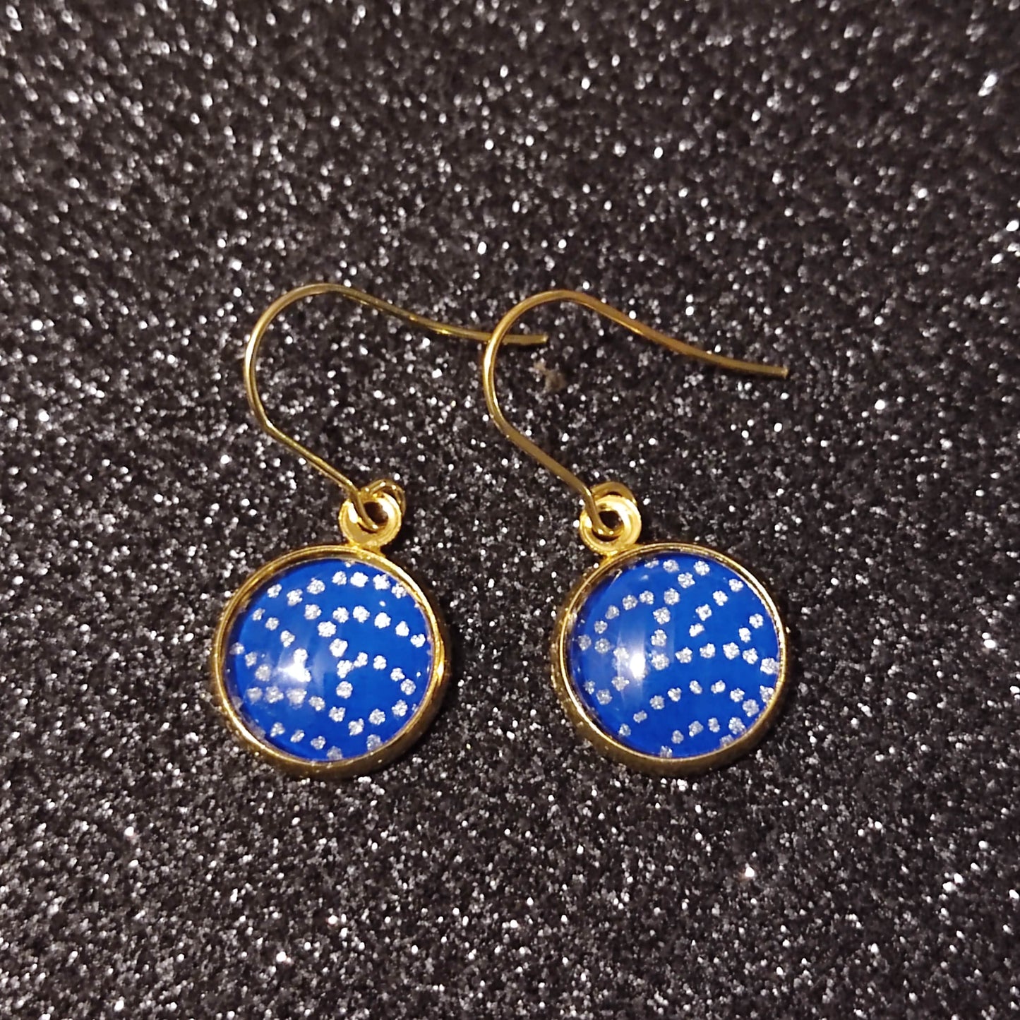 Boucles d'oreilles courtes - acier inoxydable doré - cabochons ronds 12mm - pois dorés, fond bleu nuit