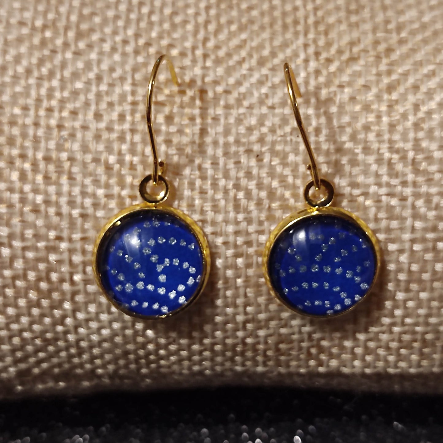 Boucles d'oreilles courtes - acier inoxydable doré - cabochons ronds 12mm - pois dorés, fond bleu nuit